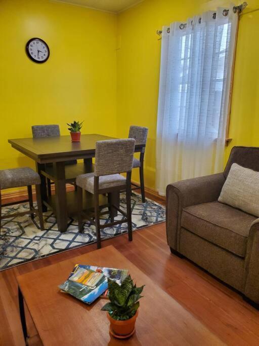 Upstairs 2 Bedroom Avalon Regia Apartment Georgetown Exterior photo